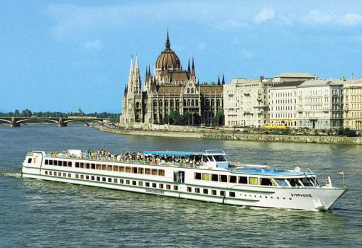 Navegando por el Danubio a su paso por Budapest (Hungria)